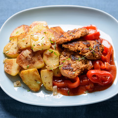 Sojamedaillons mit Bratkartoffeln und Letscho, vegan
