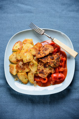 Sojamedaillons mit Bratkartoffeln und Letscho, vegan