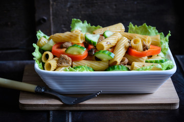 Veganer Nudelsalat mit Sojafleisch und Gemüse