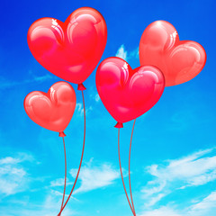 Luftballons als rote Herzen mit Wolken
