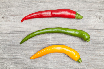 drei Peperoni (rot, grün, gelb)