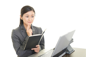 困った様子の女性