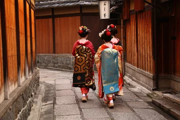 Vlies Fototapete Kyoto Drei Geishas zu Fuß auf einer Straße von Gion (Kyoto, Japan)