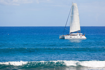 catamaran en mer