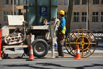 obrero trabajando en el calle