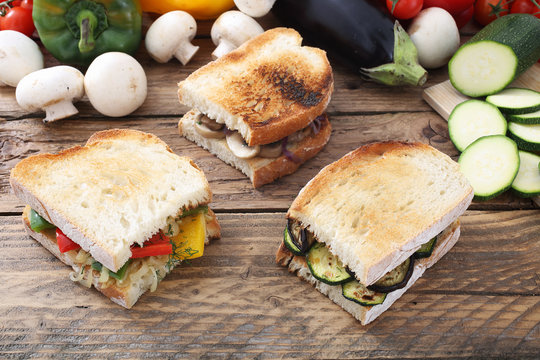 sandwich con verdure miste grigliate tavolo legno
