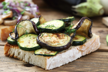 fetta di pane con zucchine e melanzane grigliate
