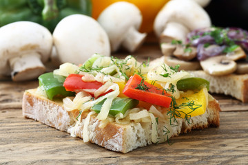 fetta di pane con peperoni e cipolla