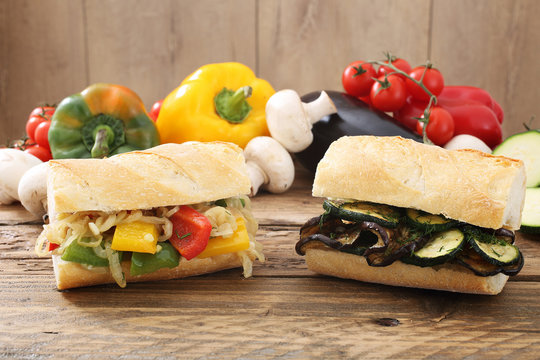sandwich con verdure miste grigliate tavolo legno