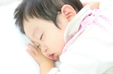 Fototapeta na wymiar ぐっすり寝る赤ちゃん