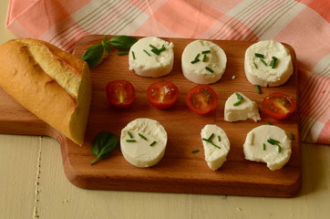 Goat's cheese with chives, cherry tomatoes, basil and baguette 
