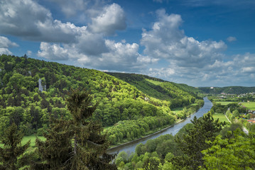 Fototapeta na wymiar Main-Donau-Kanal fließt durch Altmühltal in Bayern