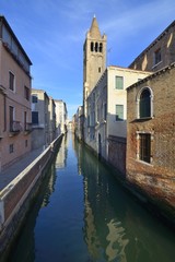 Fototapeta na wymiar View of a canal in the beautiful city of Venice, Italy