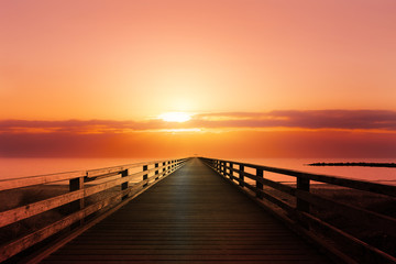 Fototapeta premium Molo na morzu o zachodzie słońca
