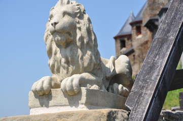 Obraz premium Löwe an der Ritterburg Thurant