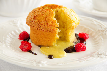 Mualem (fondant) with white chocolate and vanilla.