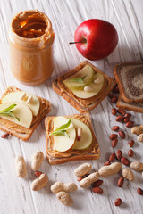 Obraz na płótnie Canvas Delicious sandwiches with peanut butter and apple closeup 