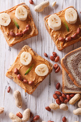 Obraz na płótnie Canvas Healthy food: sandwiches with peanut butter and banana