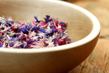 getrocknete Kornblumen in Holzschale