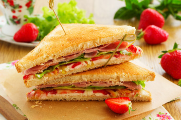 Dietary turkey sandwich and strawberry.