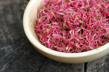 getrocknete Goldmelisse in Holzschale