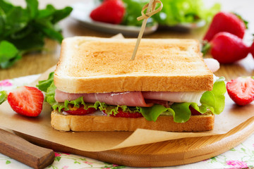 Dietary turkey sandwich and strawberry.