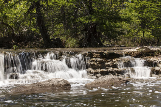 Fluss mit Wasserfall in einem Wald