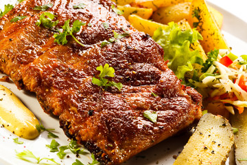 Tasty grilled ribs with vegetables 