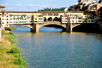 Fototapeta na wymiar old bridge over the river Arno in the city of Florence, Italy