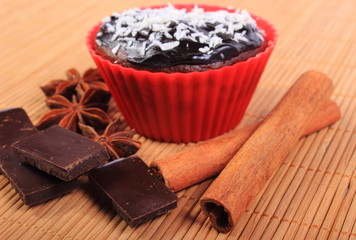 Muffins with desiccated coconut, chocolate, anise and cinnamon