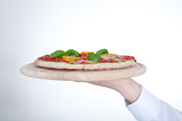 Lieferservice Pizza auf Holzplatte mit Hand Nahaufnahme