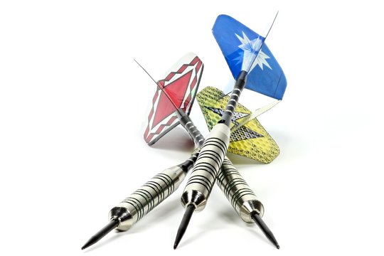 Dartpfeile isoliert auf wei&szlig;em Hintergrund