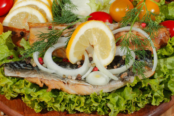 Geräuchertes Makrelenfilet, geräuchert, Salat, Zitronen, Zwiebel