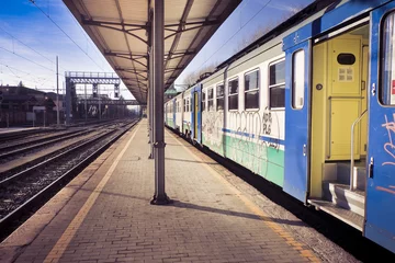 Foto op Plexiglas Treinstation Oude trein in Italiaans station (Italië, Toscane, Lucca)