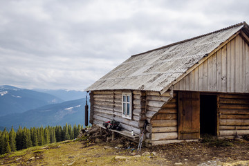 Fototapeta na wymiar small cabine in mountains