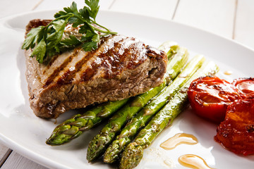 Grilled beefsteak and asparagus