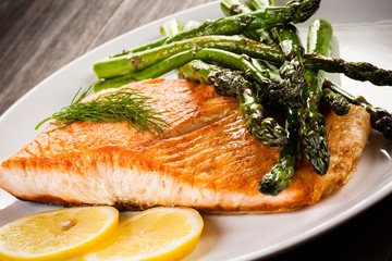 Grilled salmon and asparagus 