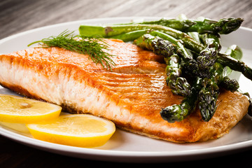 Grilled salmon and asparagus 