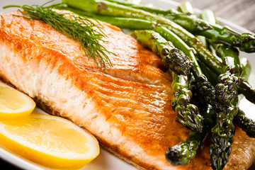 Grilled salmon and asparagus 