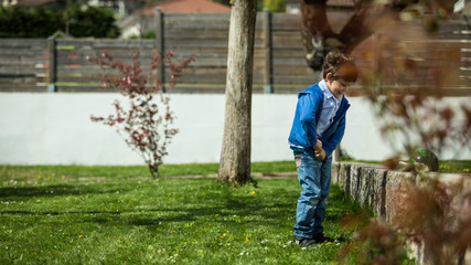 Fototapeta na wymiar Enfant au jardin