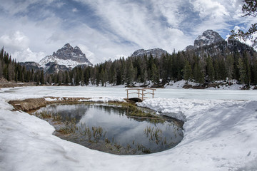Fototapeta na wymiar Tre Cime di Lavaredo specchiate nel Lago alpino di Antorno