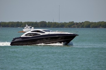 Obraz premium Black and White Motor Yacht