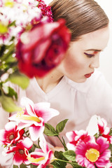 Naklejka premium Pretty woman looking aside and flowers