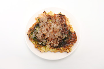 お皿にのせた お好み焼き 豚玉 白背景