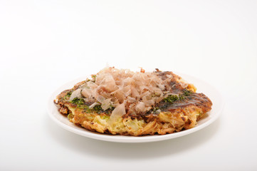 お皿にのせた お好み焼き 豚玉 白背景