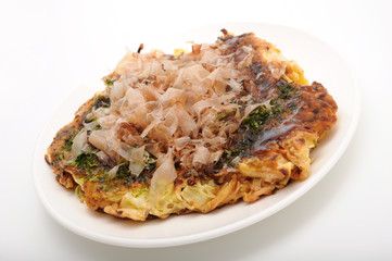 お皿にのせた お好み焼き 豚玉 白背景