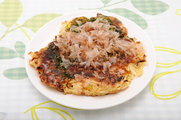 お皿にのせた お好み焼き 豚玉 テーブル