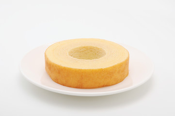 お皿にのせた バウムクーヘン ケーキ お菓子 白背景