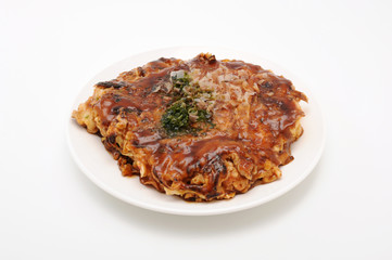 お皿にのせた お好み焼き 豚玉 白背景