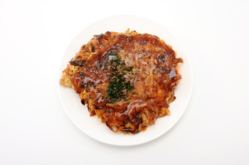 お皿にのせた お好み焼き 豚玉 白背景